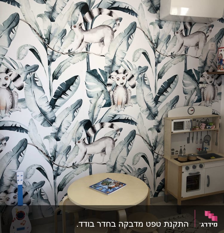 טפט עם עלים ירוקים ולמורים מצוירים